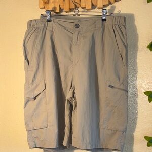 EUC COLUMBIA men’s light gray cargo shorts, Omni shade sun protection fabric s